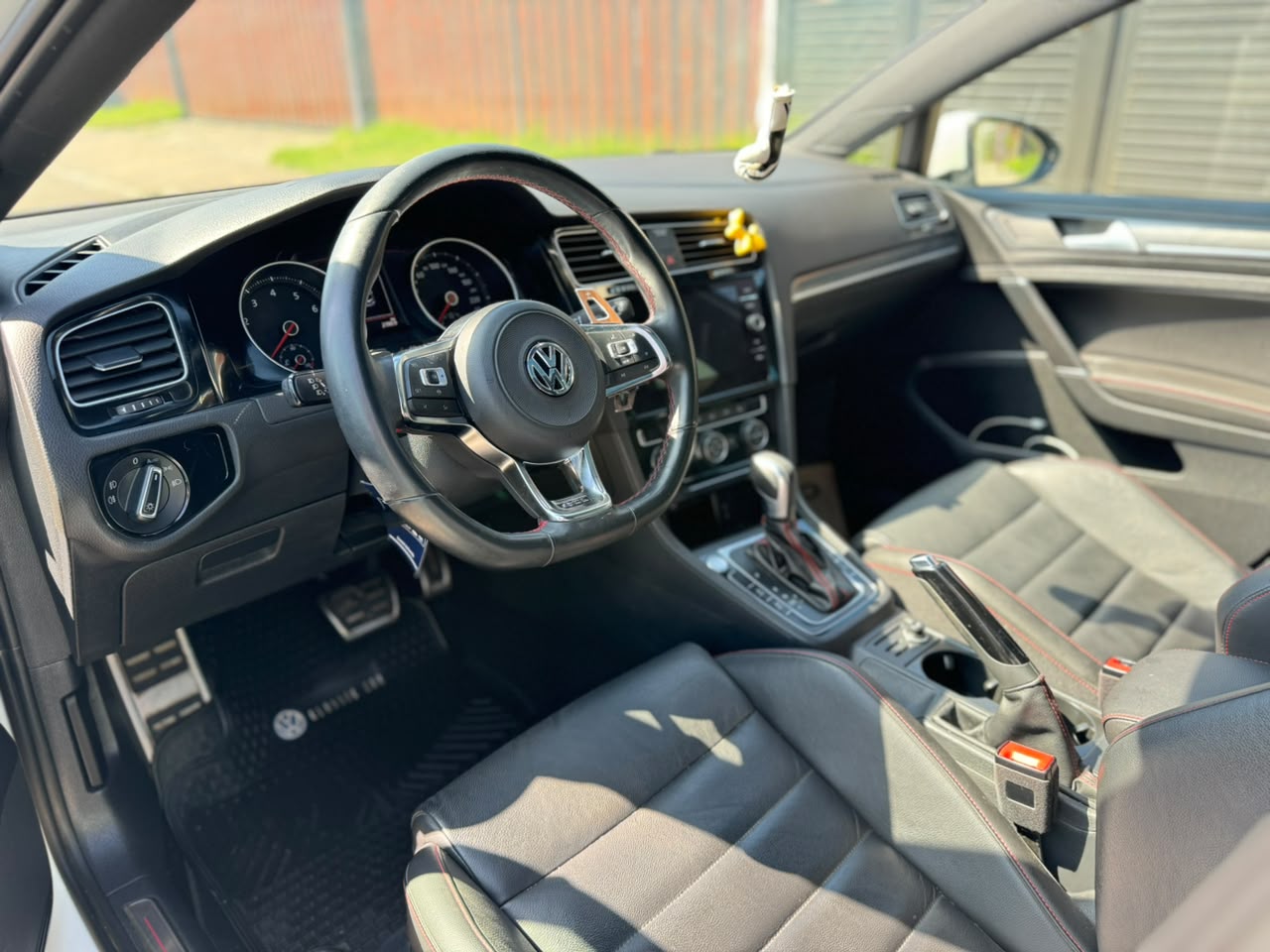 Volkswagen Golf Gti — foto 11 de 18
