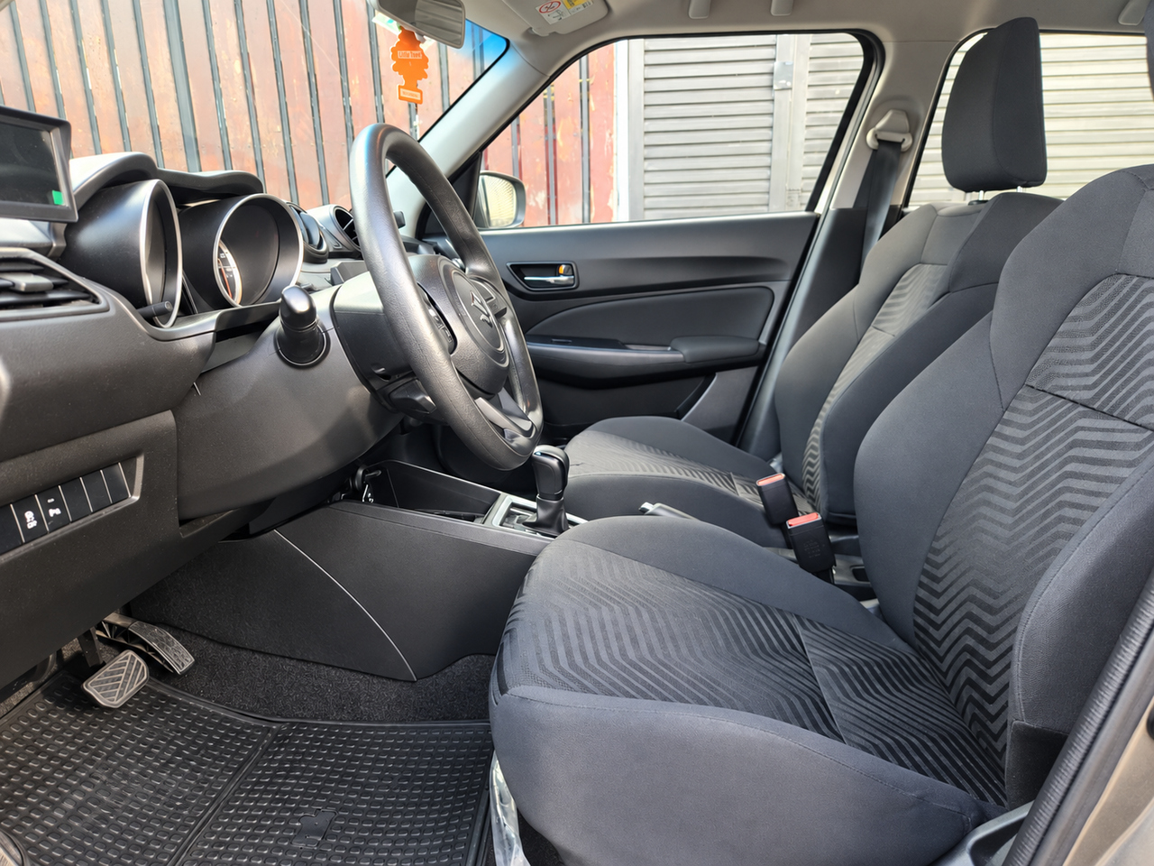Suzuki Swift — foto 11 de 16