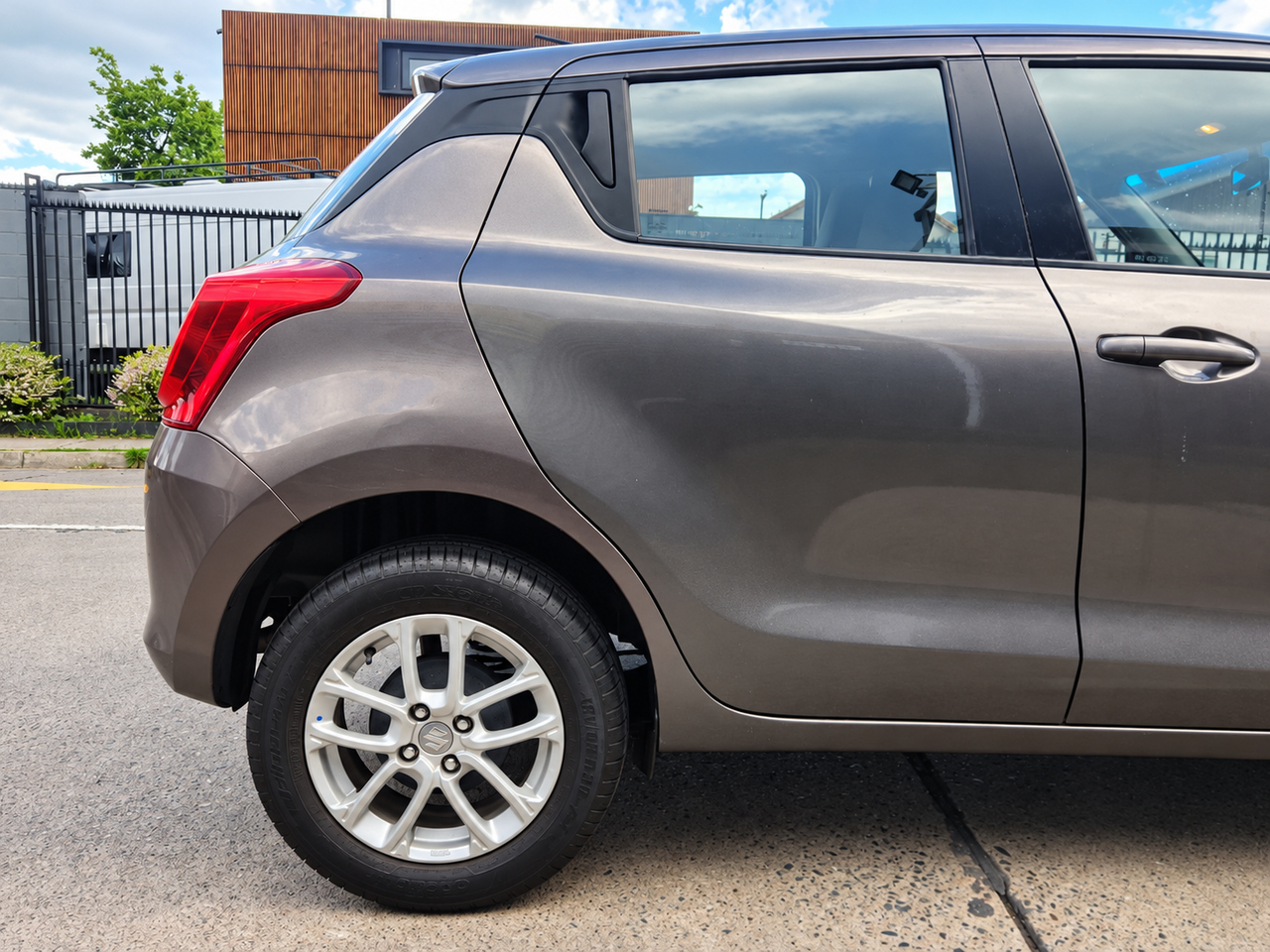 Suzuki Swift — foto 7 de 16