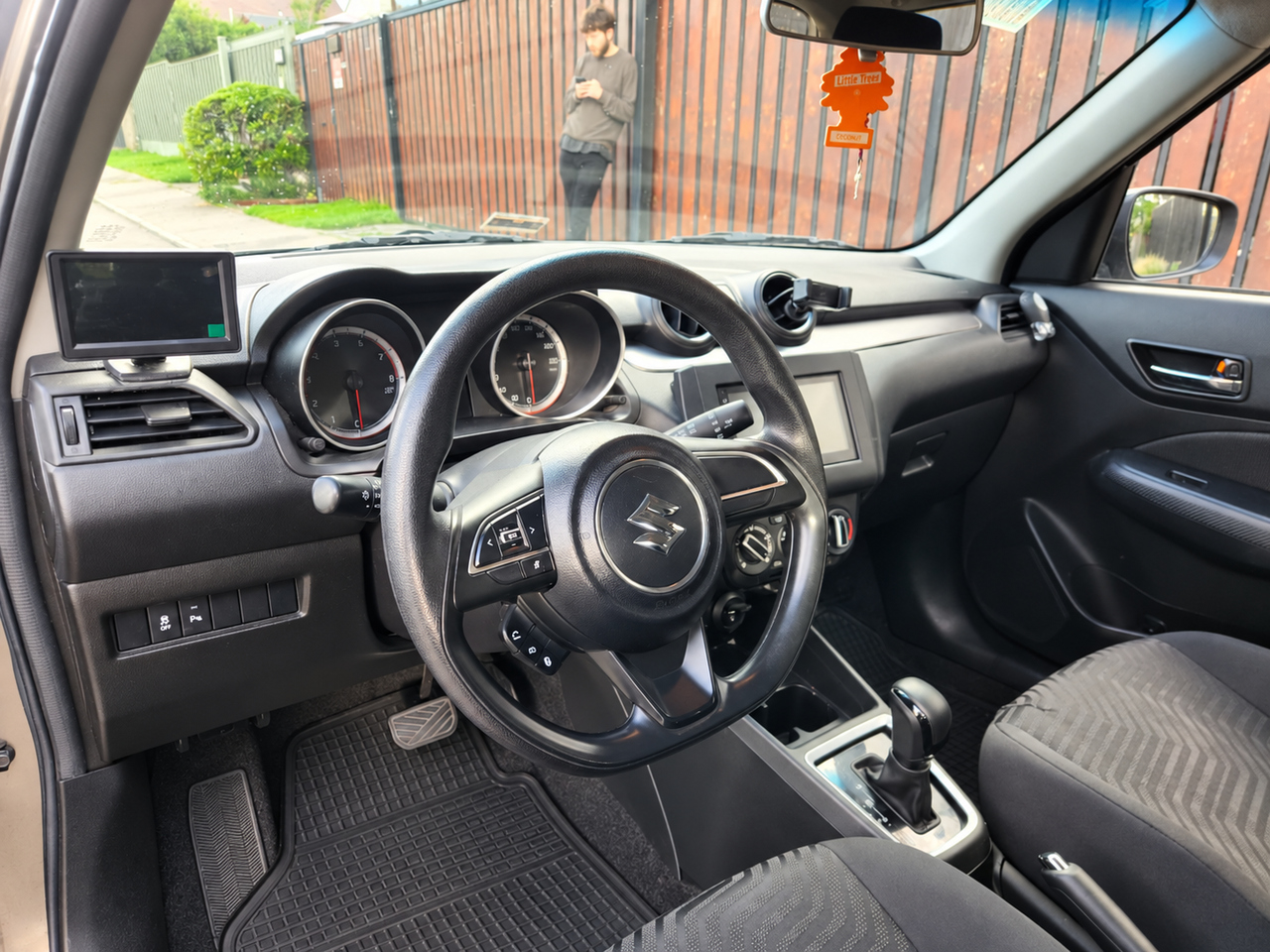 Suzuki Swift — foto 9 de 16