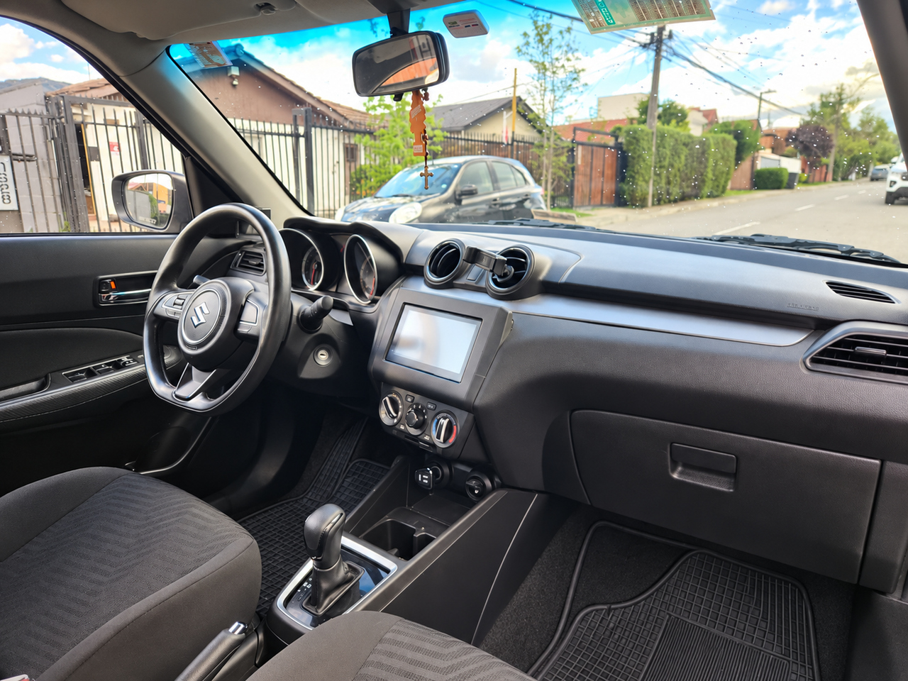 Suzuki Swift — foto 12 de 16