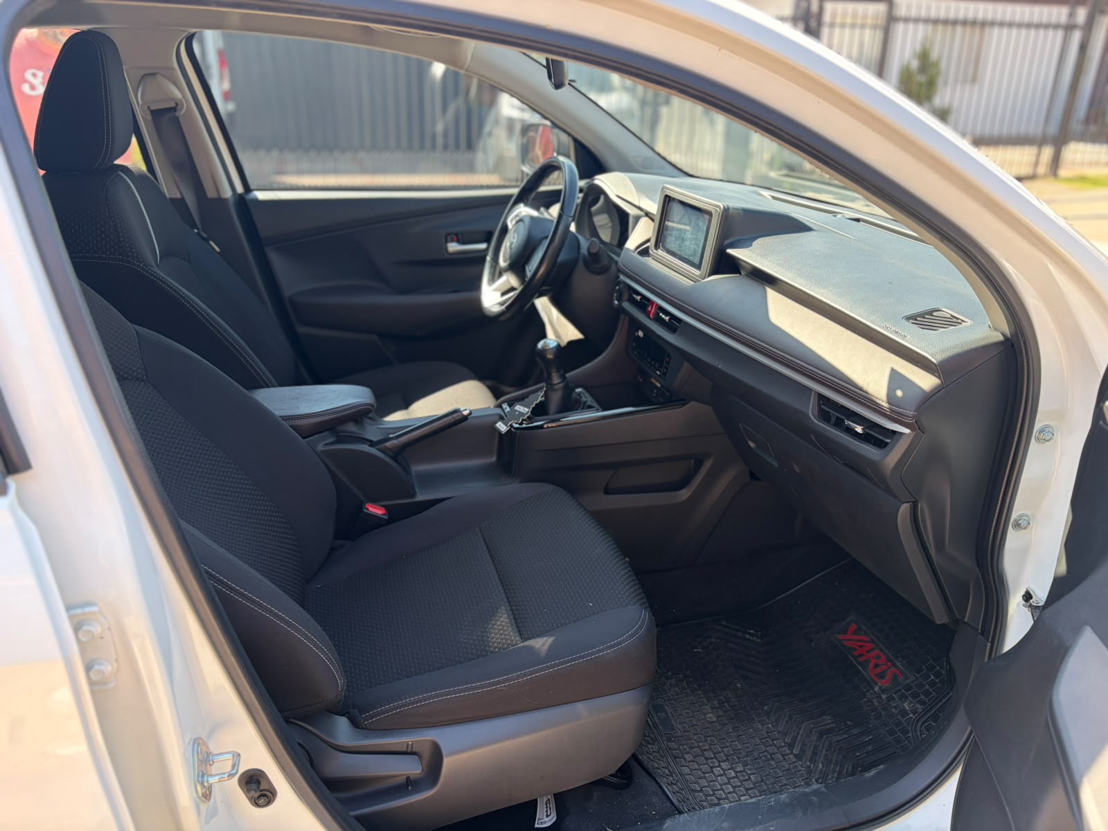 Toyota Yaris E — foto 11 de 14