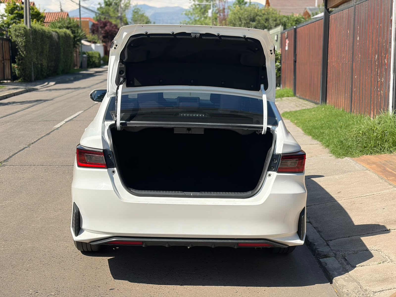 Toyota Yaris E — foto 8 de 14