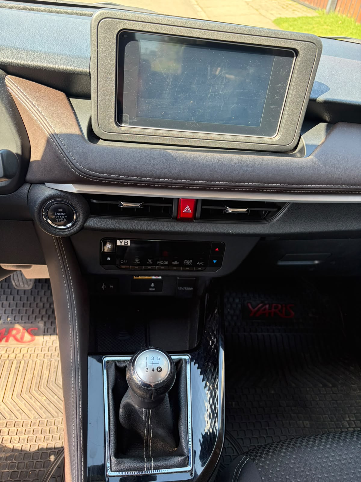 Toyota Yaris E — foto 14 de 14